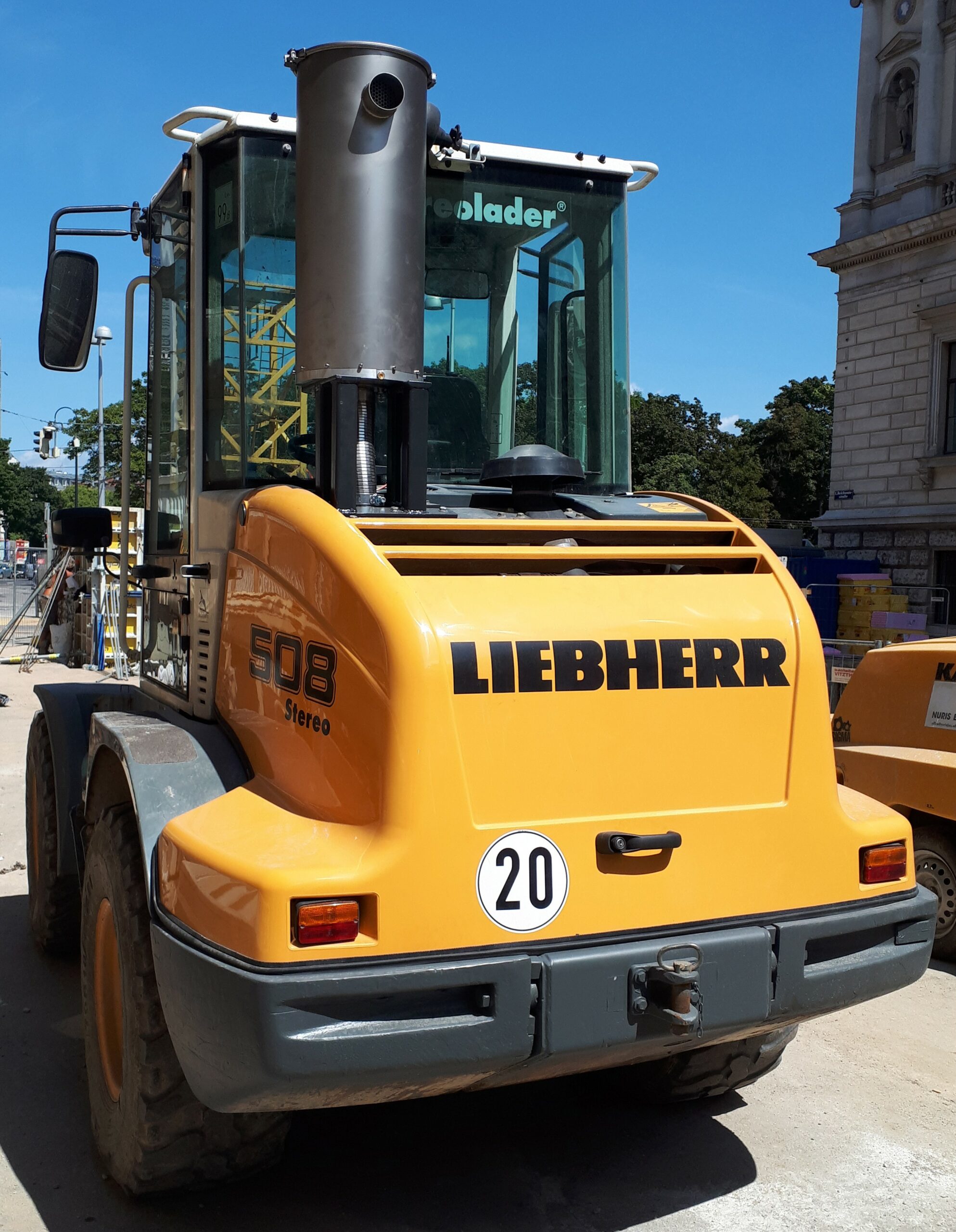 Partikelfilter er Type PFE 80 mit auswechselbaren Einwege - Filtereinsatz. Aufgebaut auf einen Liebherr Radlader Type 508.