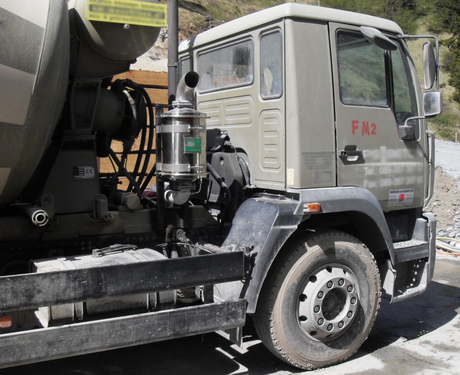 artikelfilter Type OPF 210/E18 selbstregenerierend mit beschichteten Hochtemperaturmonolith. Aufgebaut auf drei MAN LKW’s Type 26.285.